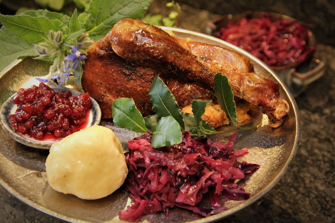 Die Gans fertig angerichtet mit Knödel und Blaukraut mit Preiselbeermarmelade ©Elisabeth Heidegger/LK Niederösterreich