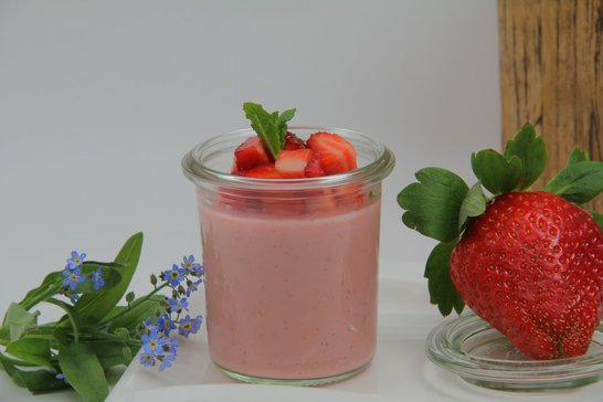 Erdbeerjoghurt mit frischen Früchten