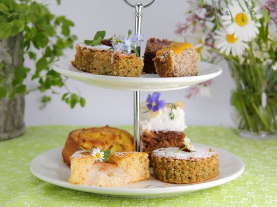 Kuchen vom Blech auf Etagere