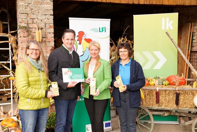 20 Jahre Schule am Bauernhof Festveranstaltung mit Leiterin der Montessori-Schule Tribuswinkel Martina Wurzer, Landwirtschaftskammer NÖ-Präsident Johannes Schmuckenschlager, Landesbäuerin-NÖ Irene Neumann-Hartberger und Betriebsführerin Maria Osterer in 2019 ©Philipp Monihart/LK Niederösterreich