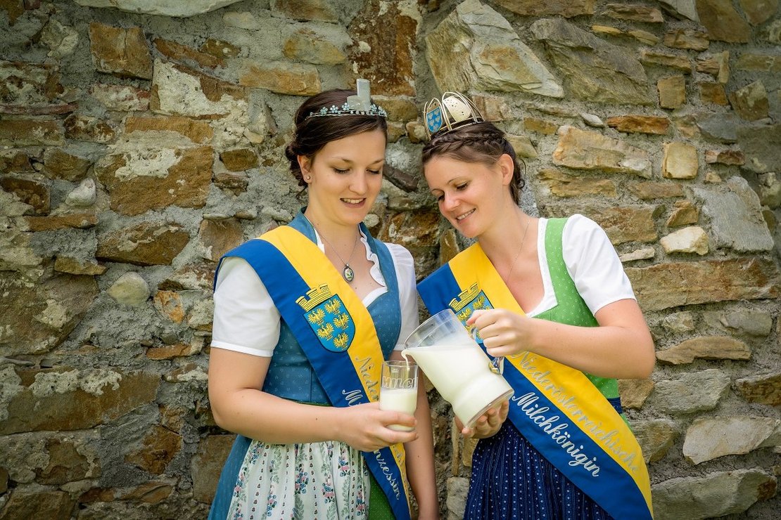 Niederösterreichs Milchkönigin und Milchprinzessin beim Milchtrinken