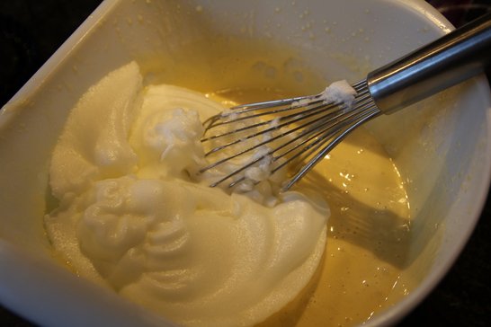 Teig bereiten für die Erdbeer-Törtchen ©Elisabeth Heidegger/LK Niederösterreich