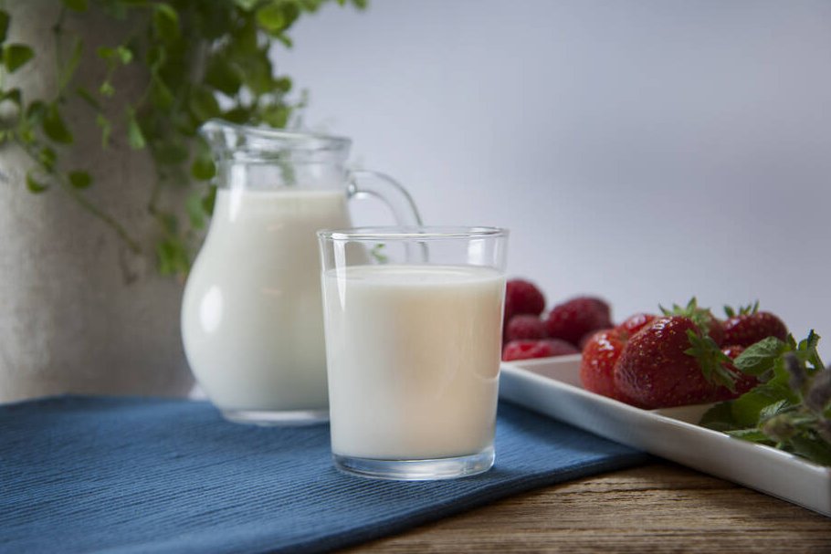 Milch im Glas und Krug
