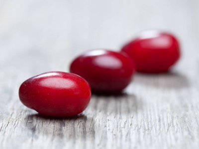 Kornelkirschen liegen auf einem Holztisch