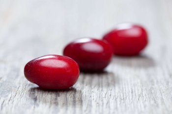 Kornelkirschen liegen auf einem Holztisch