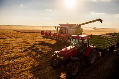 Mähdrescher und Traktor ©barnardbodo/stock.adobe.com