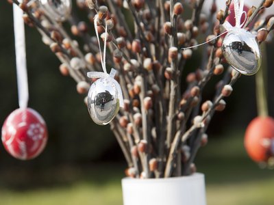 Palmkatzerlstrauch mit bunten Ostereiern