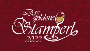 Goldenes Likörglas mit schwarzem Schriftzug "Das goldene Stamperl 2022"