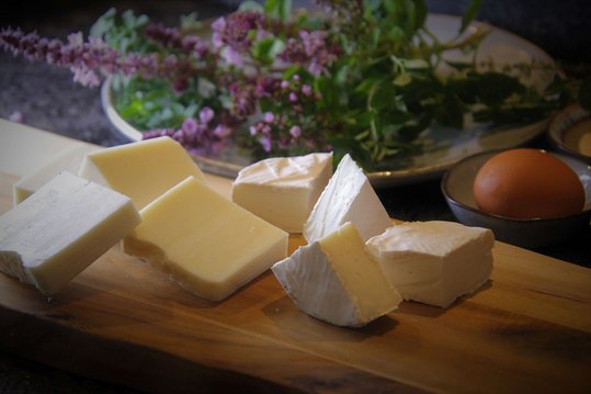 Ziegenkäse zum Panieren in Stücke schneiden ©Elisabeth Heidegger/LK Niederösterreich