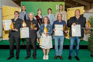Gruppenbild_Edler Tropfen_Gruppe 3 (v.l.): hinten: Präsident des Bundesobstbauverbandes Manfred Kohlfürst, Mostkönigin Sigrid Huber, Landwirtschaftskammer NÖ- Vizepräsidentin Andrea Wagner und Martin Greßl von AMA Marketing, vorne: Andreas Liebminger, Josef Auer, Grete Wiederstein, Josef Linhart und Gerald Krenn ©Georg Pomassl/LK Niederösterreich