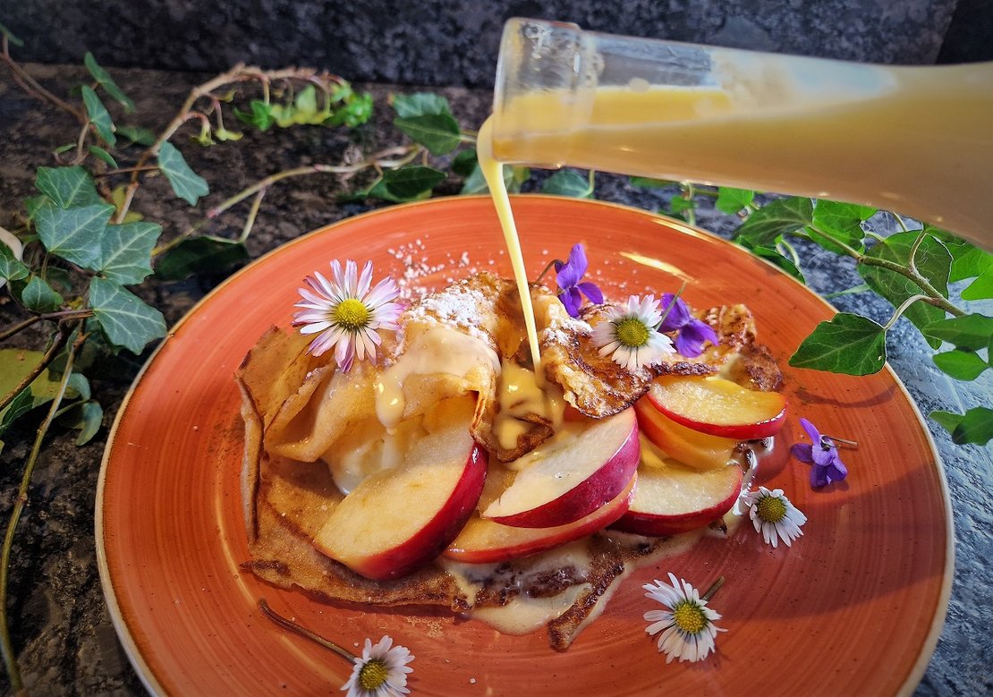 Eierlikör Crêpes auf orangem Teller