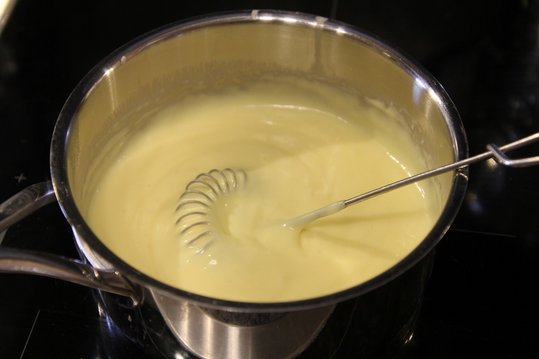 6 Dotter mit 200 g Zucker über Dampf im Kessel mit dem Mixer einige Minuten dickschaumig rühren. ©Elisabeth Heidegger/LK Niederösterreich