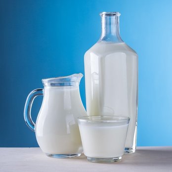 Milch in Milchkanne, Flasche und Glas auf Tisch ©pixabay