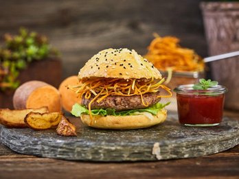 Burger mit Rindfleischpatty und Süßkartoffelstreifen