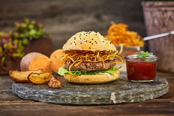 Burger mit Rindfleischpatty und Süßkartoffelstreifen