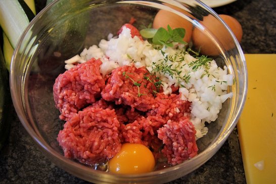 Für die Fülle Zutaten vermengen. ©Elisabeth Heidegger/LK Niederösterreich