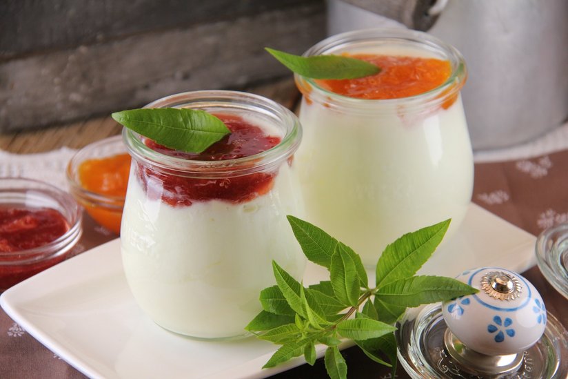 Joghurt mit Konfitüre