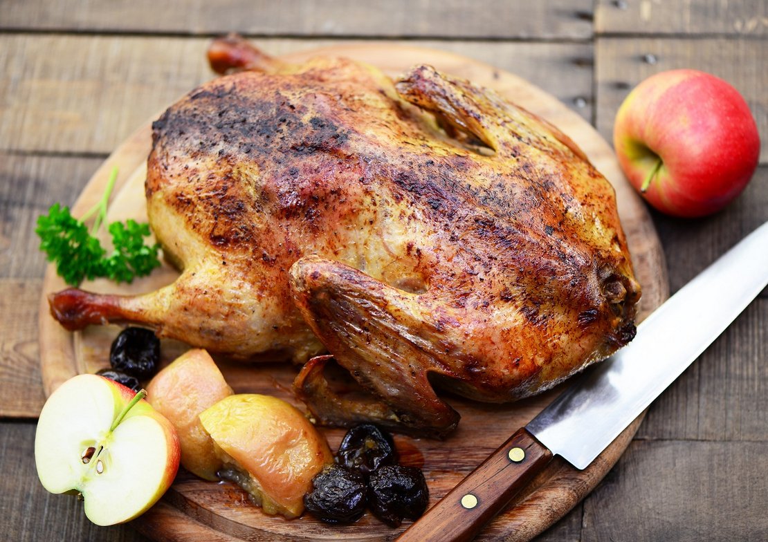 Brathuhn gar auf Brett mit Obst und Messer ©photocrew/stock.adobe.com