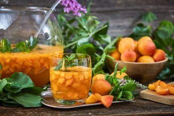 Alkoholische Bowle mit Aprikose