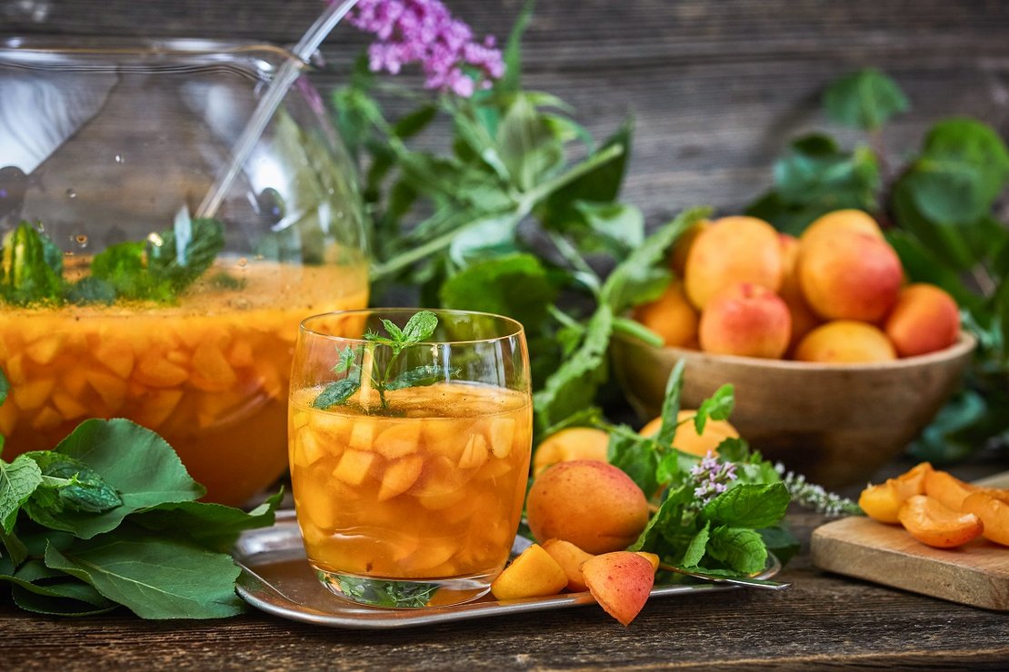 Alkoholische Bowle mit Aprikose