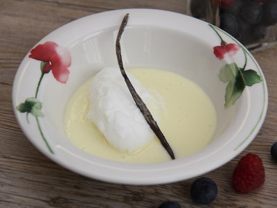 Schneenockerl mit Vanillesauce und Beeren