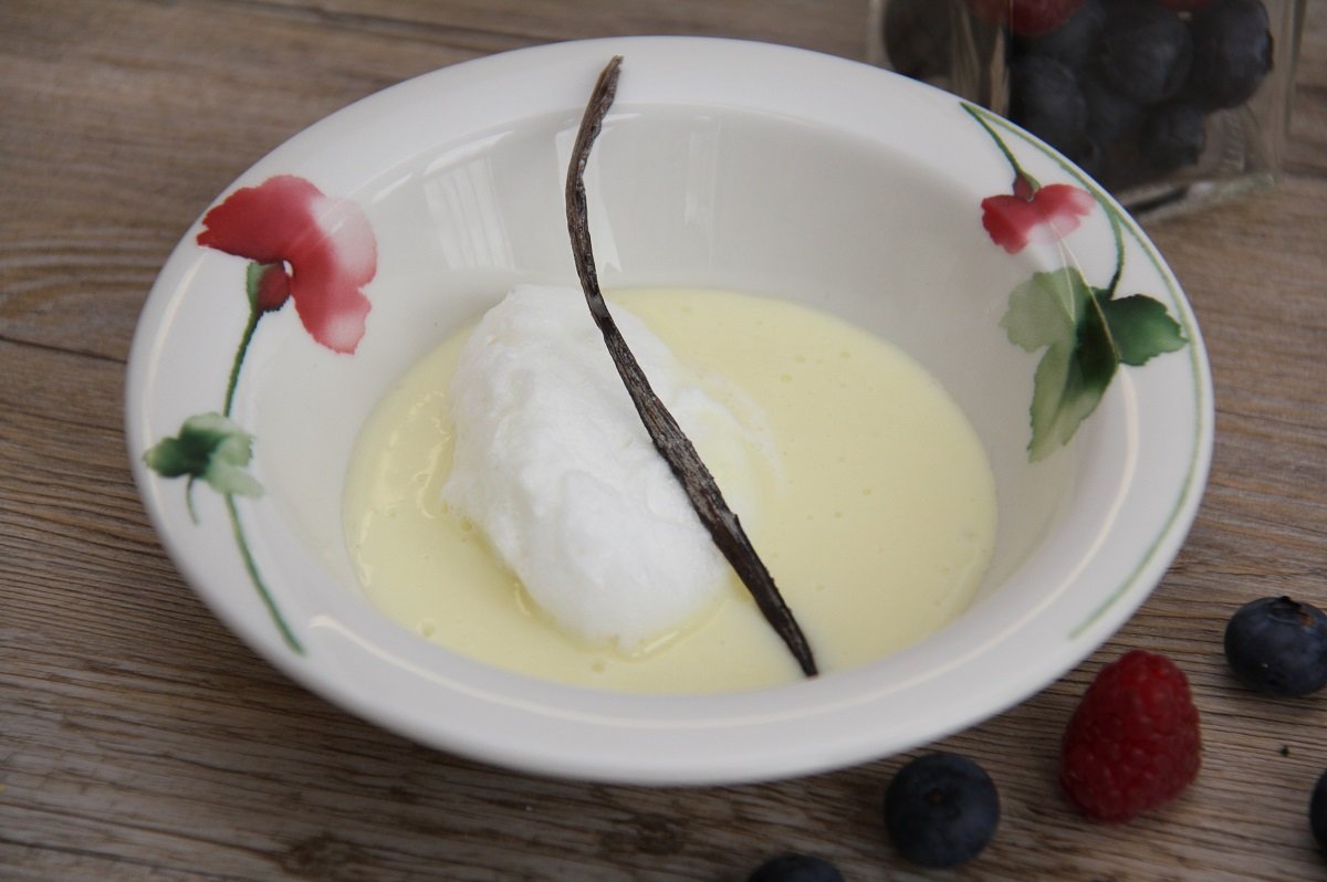Schneenockerl mit Vanillesauce und Beeren - Landwirtschaft verstehen