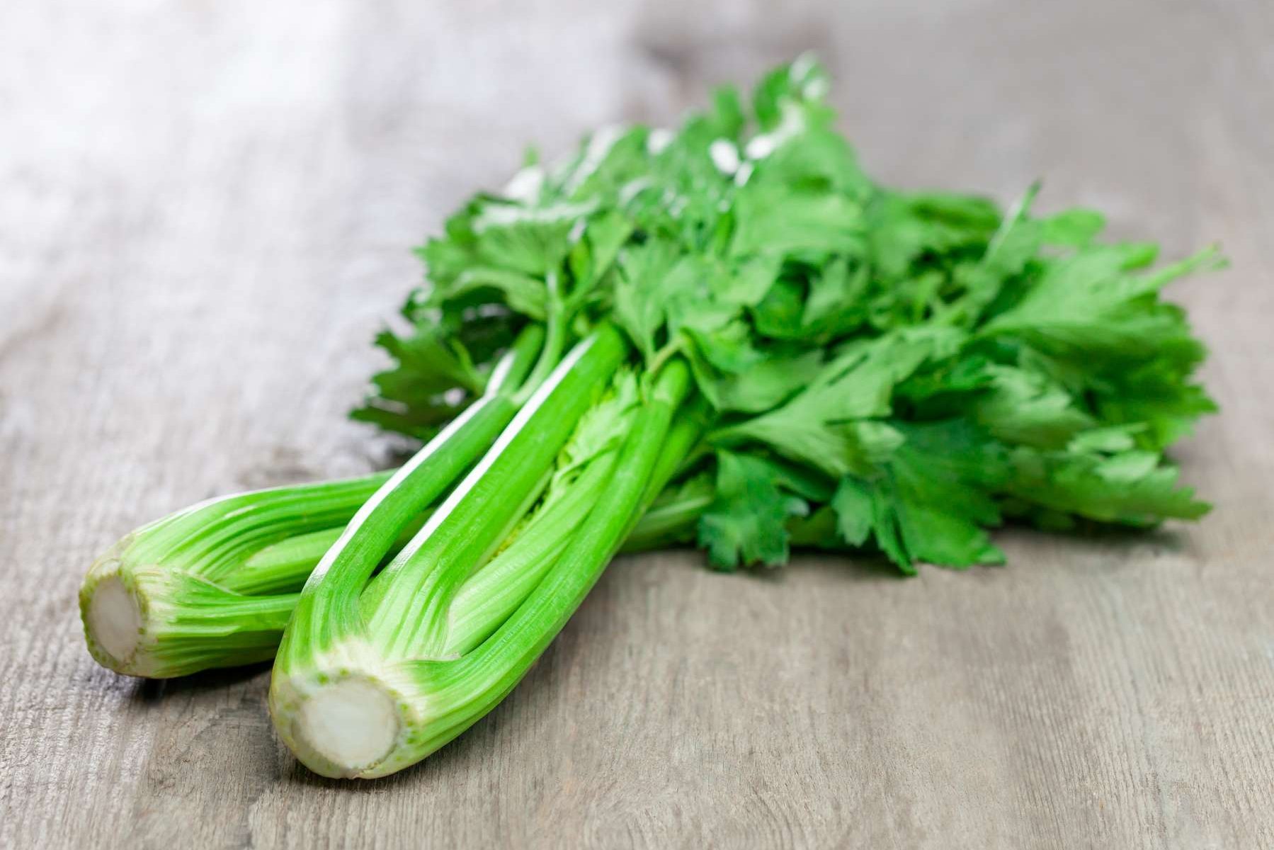 Stangensellerie liegt auf einem Holztisch