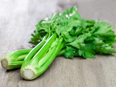 Stangensellerie liegt auf einem Holztisch