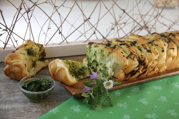 Zupfbrot mit Kräuterpesto