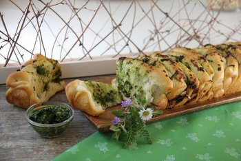 Zupfbrot mit Kräuterpesto