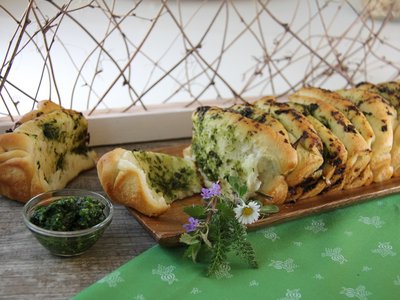 Zupfbrot mit Kräuterpesto