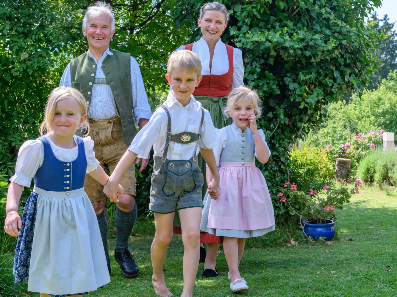 Familie in Dirndlgewand