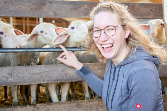 Leidenschaftliche Schafbäuerin Melanie Sterkl bei ihren Schafen