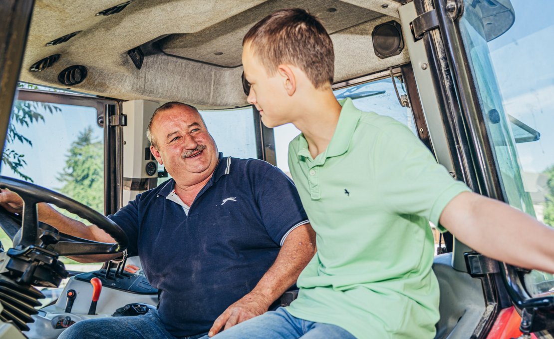 Mann mit Kind auf Traktor ©Georg Pomaßl/LK Niederösterreich