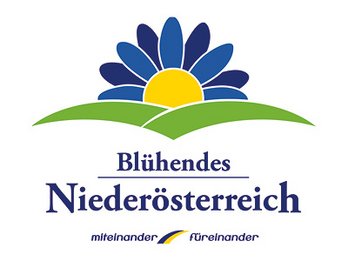 Logo Blühendes Niederösterreich mit aufgehender Blume als Sonne grünen Feldern und Text miteinander füreinander