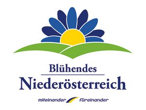 Logo Blühendes Niederösterreich mit aufgehender Blume als Sonne grünen Feldern und Text miteinander füreinander