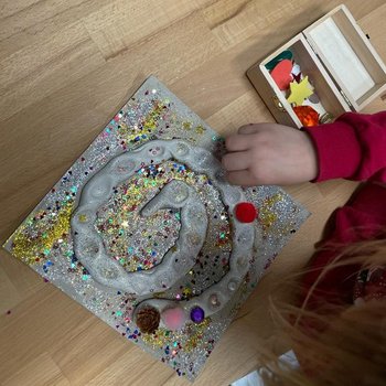 An jedem Adventtag kommt eine Murmel mehr in die Spirale.