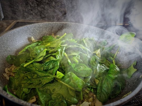 dampfender Blattspinat