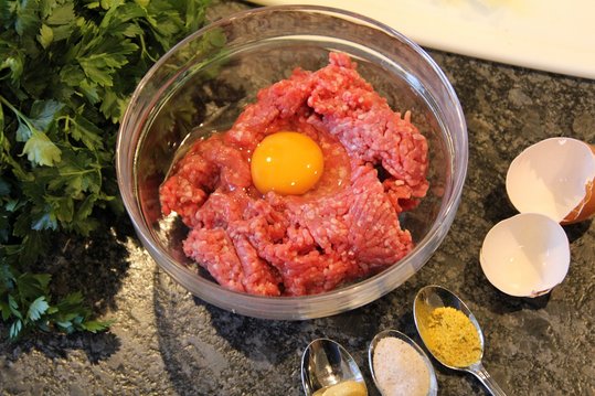 300 g Frisches Rinderfaschiertes mit Salz, Pfeffer, Kümmel, Kurkuma, etwas Senf, einem Ei und frisch gehackter Petersilie gut vermengen. ©Elisabeth Heidegger/LK Niederösterreich