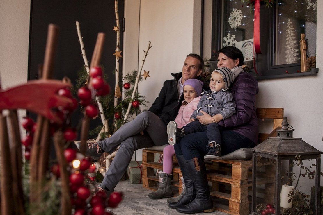 Familie beim Adventfensterschauen ©Daniela Matejschek