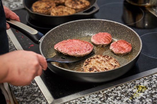 Anbraten der Burger-Patties ©Elisabeth Heidegger/LK Niederösterreich