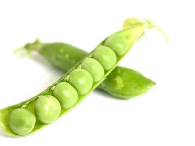 Erbsenschote mit Erbsen