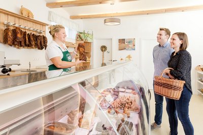 Mann und Frau kaufen Fleisch bei Fleischtheke bei einem Direktvermarkter von Gutes vom Bauernhof ©LVDV NOE/Gerald Lechner