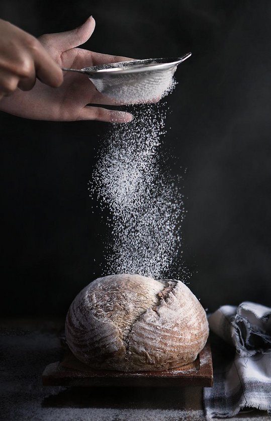 Mehl sieben über Brot ©pixabay