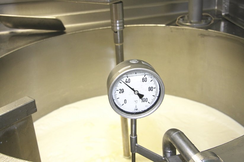 Milchbearbeitung in Molkerei im Milchtank ©Paula Pöchlauer-Kozel/LK Niederösterreich