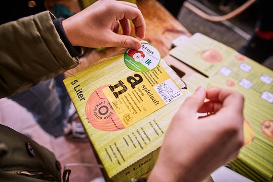 Der abgepackte Apfelsaft bekommt das "Apfelsaft aus Apfel g'macht"-Gütesiegel.