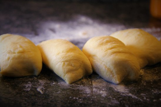 Buchteln mit der Teigkarte in 14 bis 20 Teigstücke portionieren.