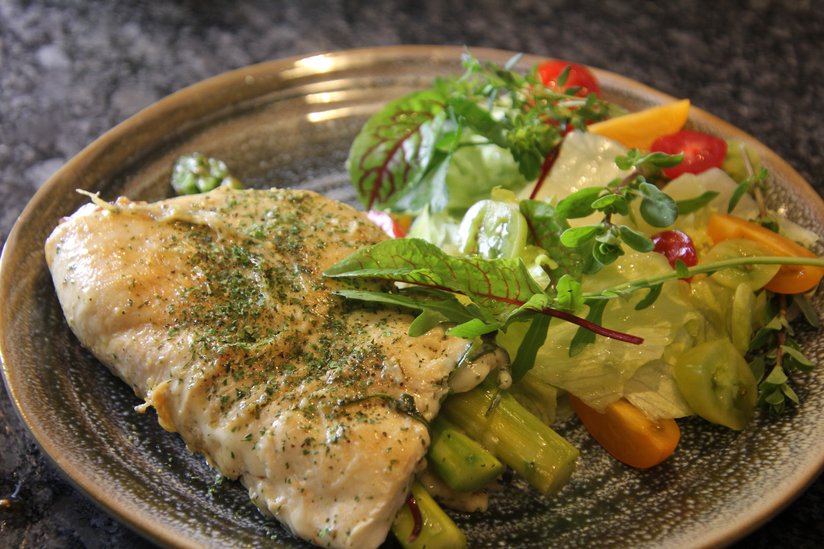 Gefülltes Huhn mit Salat ©Elisabeth Heidegger/LK Niederösterreich