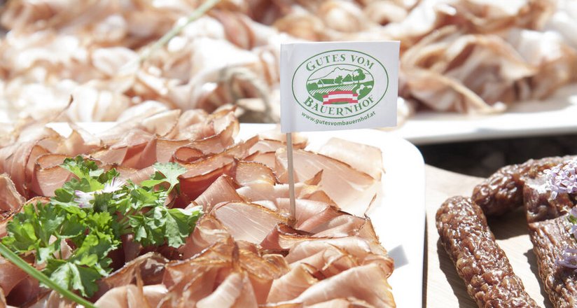 Wurstwaren wie Schinken und Würstel auf einer Platte