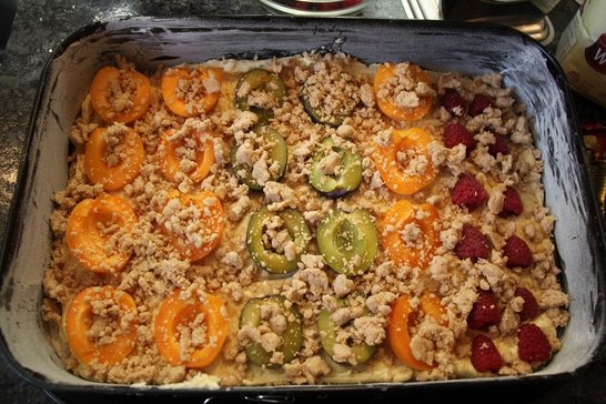 Streusel auf dem Obstkuchen verteilen ©Elisabeth Heidegger/LK Niederösterreich